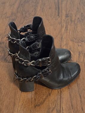 San Marina | Genuine Leather | Chain-Trim Ankle Boots